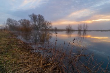 Akşam vakti gölün güzel manzarası