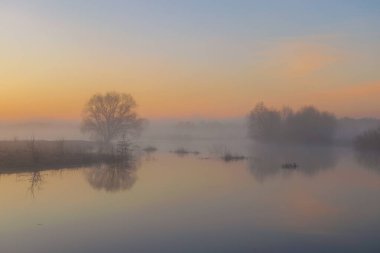 Gölün üzerinde güzel bir gün batımı