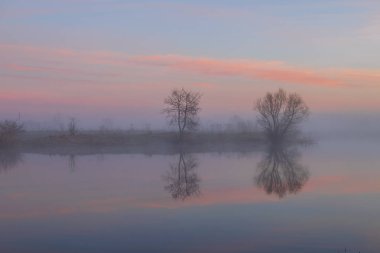 Nehrin üzerinde gün doğumu