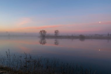 Sabah sisi ve göl. Köyde şafak vakti.