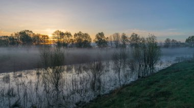 Nehir kıyısında sabah sisi