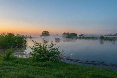 Yazın nehirde güzel bir gün batımı