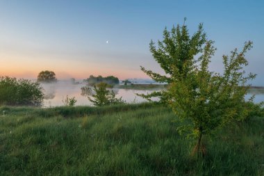 Gölün üzerinde güzel bir gün batımı