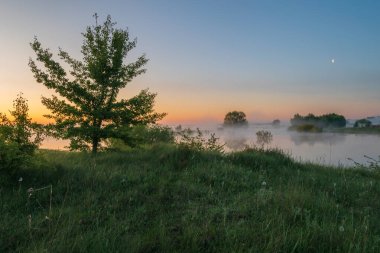 Gölde gün doğumu.