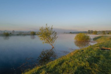 Gölde gün doğarken sis vardı. Sabah gün doğumu.