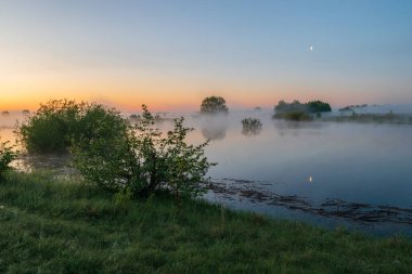 Sabah şafak sökerken köydeki nehirde.