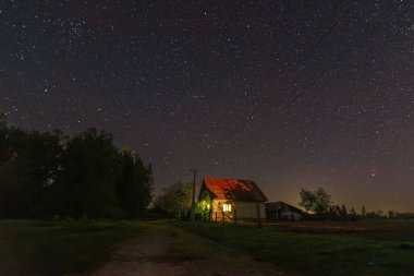 Köyde bir evle yıldızlı bir gece.