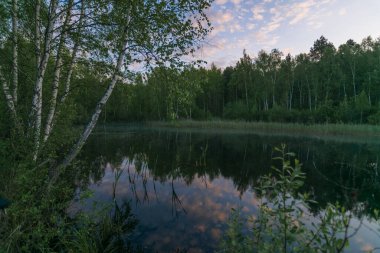 Gölün üzerinde gün batımı