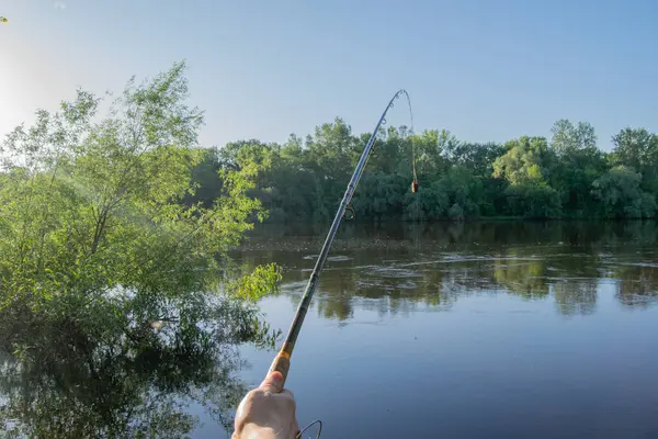 Gölde balık tutmak.