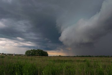 Yazın tarlaların üzerinde fırtına bulutları