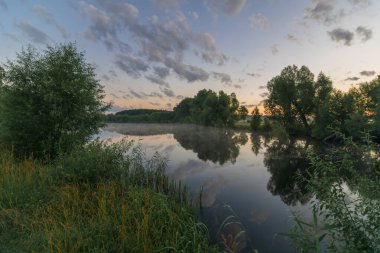 Yaz akşamları nehrin üzerinde gün batımı