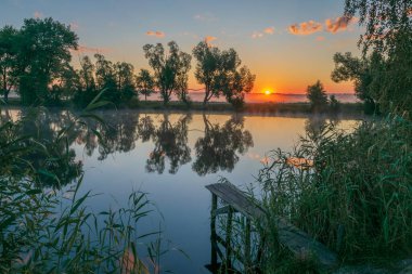 Nehirde gün batımı, güzel doğa