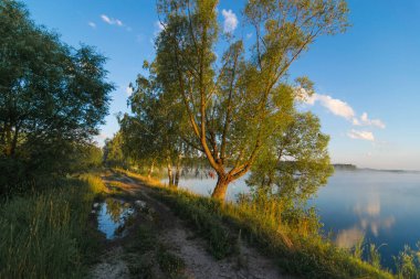 Nehir banka gün batımında.