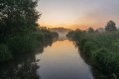 Nehirde gün doğumu