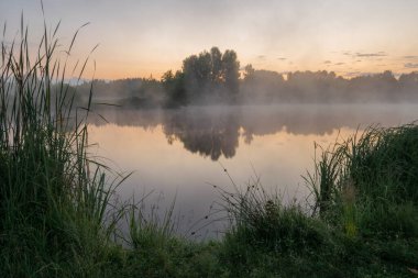 Gün doğumunda göl