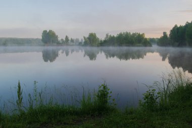 Sabah gölü olan güzel bir manzara.