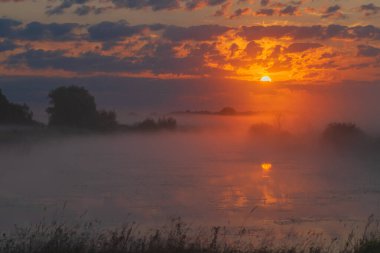 güzel gündoğumu Nehri üzerinde