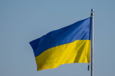 Mavi gökyüzü arka planında Ukrayna bayrağı.