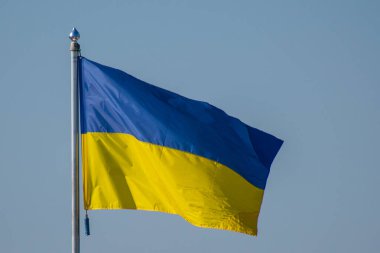 Ukrayna bayrağı mavi gökyüzü arka plan üzerinde