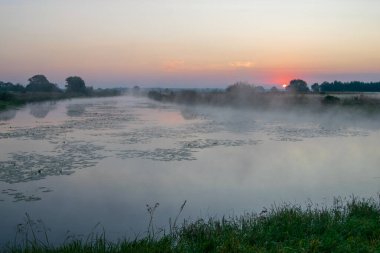 Gölün üzerinde gün doğumu