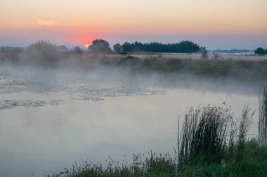 Gölde güzel bir sabah güneşi doğuyor