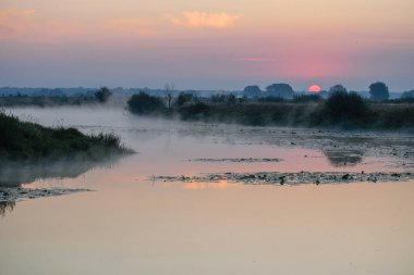 Gölün üzerinde güzel bir gün batımı