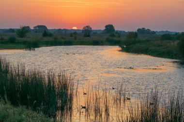 Gölde gün batımı
