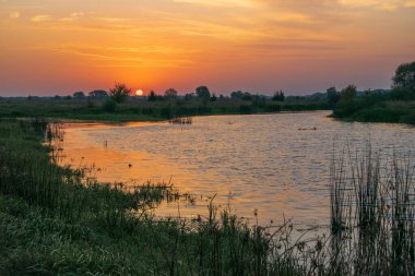 Nehrin üzerinde gün doğumu.