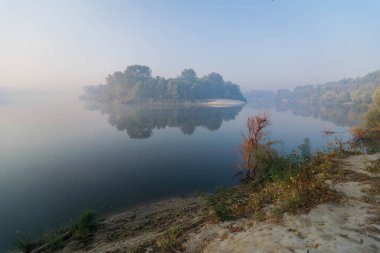 Nehir ve ağaçlarla dolu güzel bir manzara