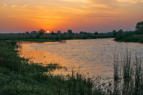 Nehrin üzerinde gün doğumu.