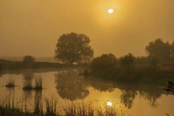 Köyde bir nehirle sonbahar sabahı