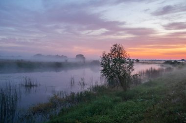 Nehir güneş doğarken