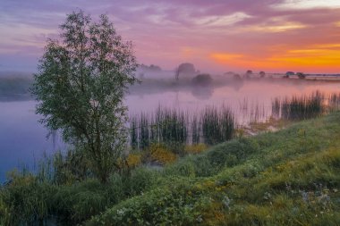 Gölün üzerinde gün doğumu.