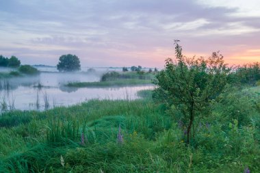 Göldeki siste gün doğumu.