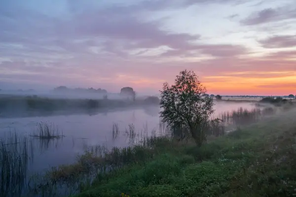 Nehir güneş doğarken