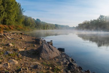 Nehir güneşli bir sonbahar