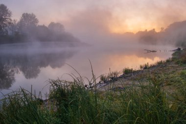 Nehir güneş doğarken