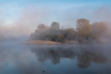 Sabah sisi gölün üzerinde.