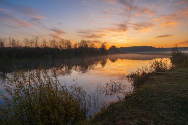 Sabahları gölde gün doğumu.