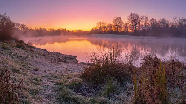Gölün üzerinde güzel bir gün batımı