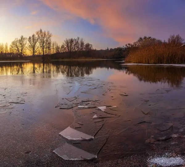 Gün batımında buz ve donmuş göl