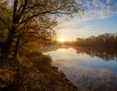 Nehri'nde sonbahar günbatımı