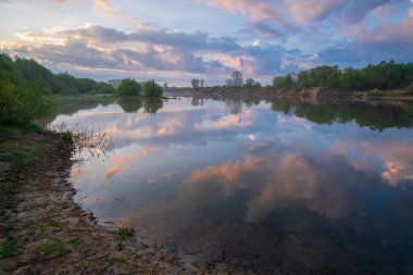 Nehirde gün batımı. Güzel manzara. doğa bileşimi