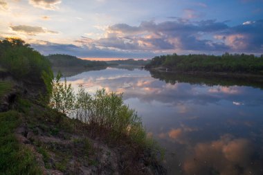 Akşamları ağaçlı nehir manzarası, gün batımı.
