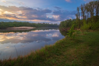Nehrin üzerinde güzel bir gün batımı