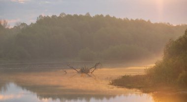 sabah sis göl üzerinde