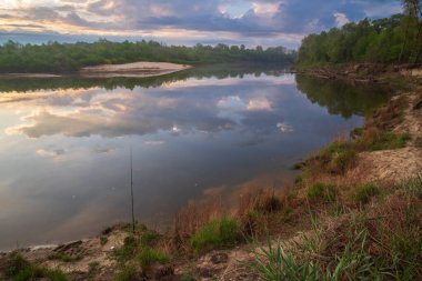 Bulutları ve gökyüzü olan güzel bir nehir