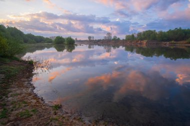 Nehrin üzerinde gün batımı.