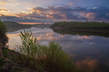 Nehirde gün batımı, ağaçlar, bulutlar, gökyüzü.