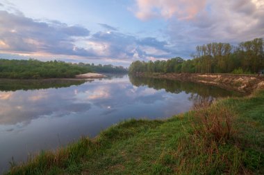 bir nehir üzerinde güzel gün batımı.